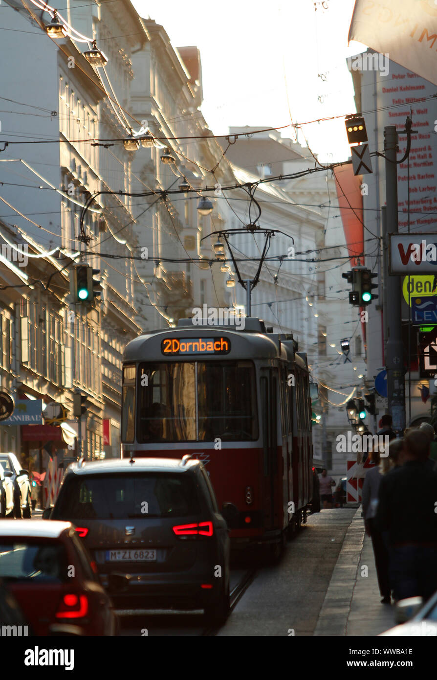 Un tramway rue de trafic à l'heure de pointe du soir à Josefstaedterstrasse, Vienne, Autriche. Banque D'Images