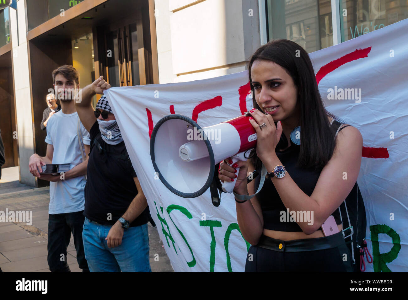 Londres, Royaume-Uni. 14 septembre 2019. Manifestants devant l'Oxford St branche de la Banque HSBC sur l'appel qu'il cesse son soutien militaire et de la technologie des entreprises qui vendent des armes et l'équipement d'Israël pour être utilisés contre les Palestiniens. HSBC a cédé la plus grande d'Israël des armes privées, mais encore de l'entreprise détient des actions de Caterpillar qui fournit des bulldozers pour détruire des maisons palestiniennes et la construction d'settlemetns illégal d'apartheid. Crédit : Peter Marshall/Alamy Live News Banque D'Images