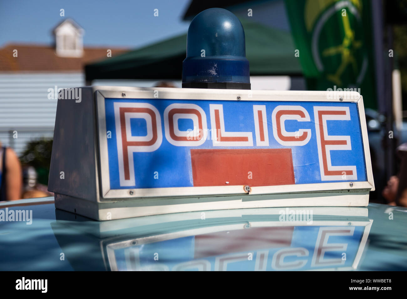 Une voiture de police vintage britannique signe et la lumière bleue sur le dessus d'une voiture de police Banque D'Images