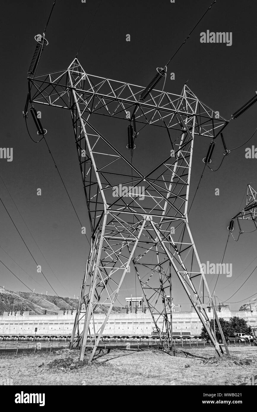 La rivière Columbia, John jour Barrage, vue depuis l'Oregon, lignes électriques haute tension électrique, monochrome Banque D'Images
