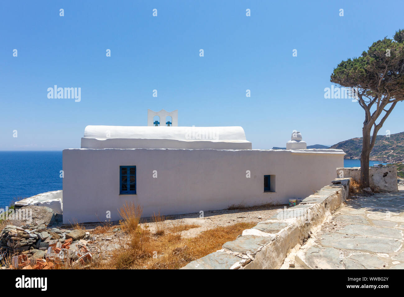 L'île de Sifnos, Grèce, une chapelle blanche dans la région. Banque D'Images