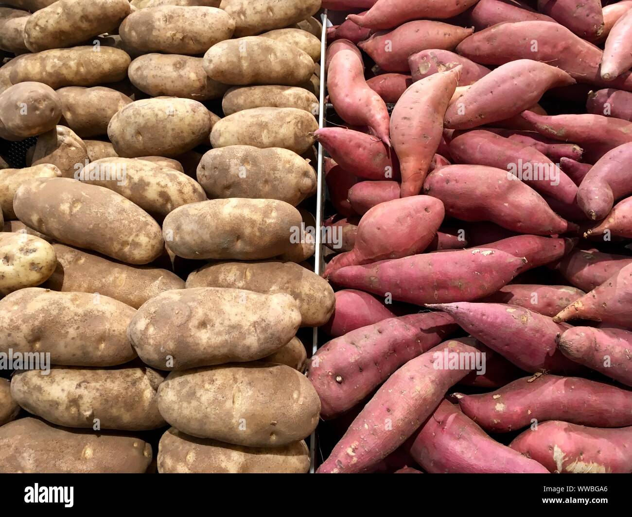 Les pommes de terre sur l'affichage à un marché Banque D'Images