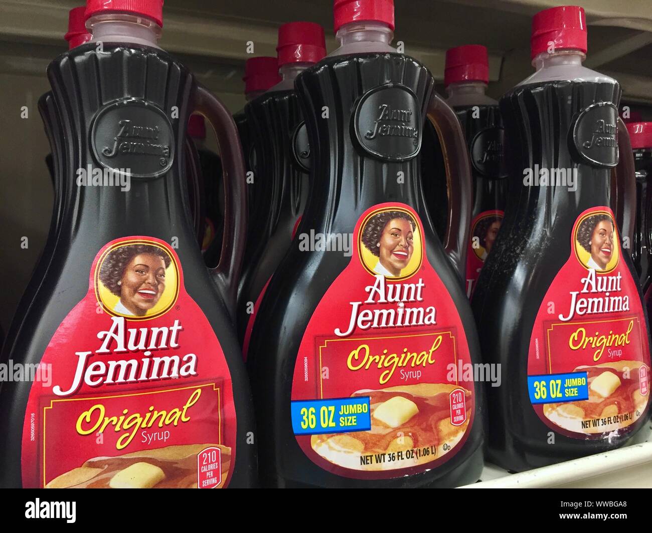 Tante Jemima érable bouteilles sur une étagère de magasin Banque D'Images