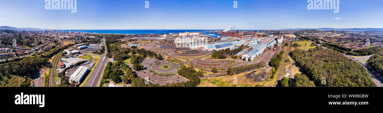 Zone industrielle à Port Kembla près de Wollongong - antenne large panorama sur rail routes, autoroutes, port de mer, usines, entrepôts et parcs de stockage silo sur Banque D'Images