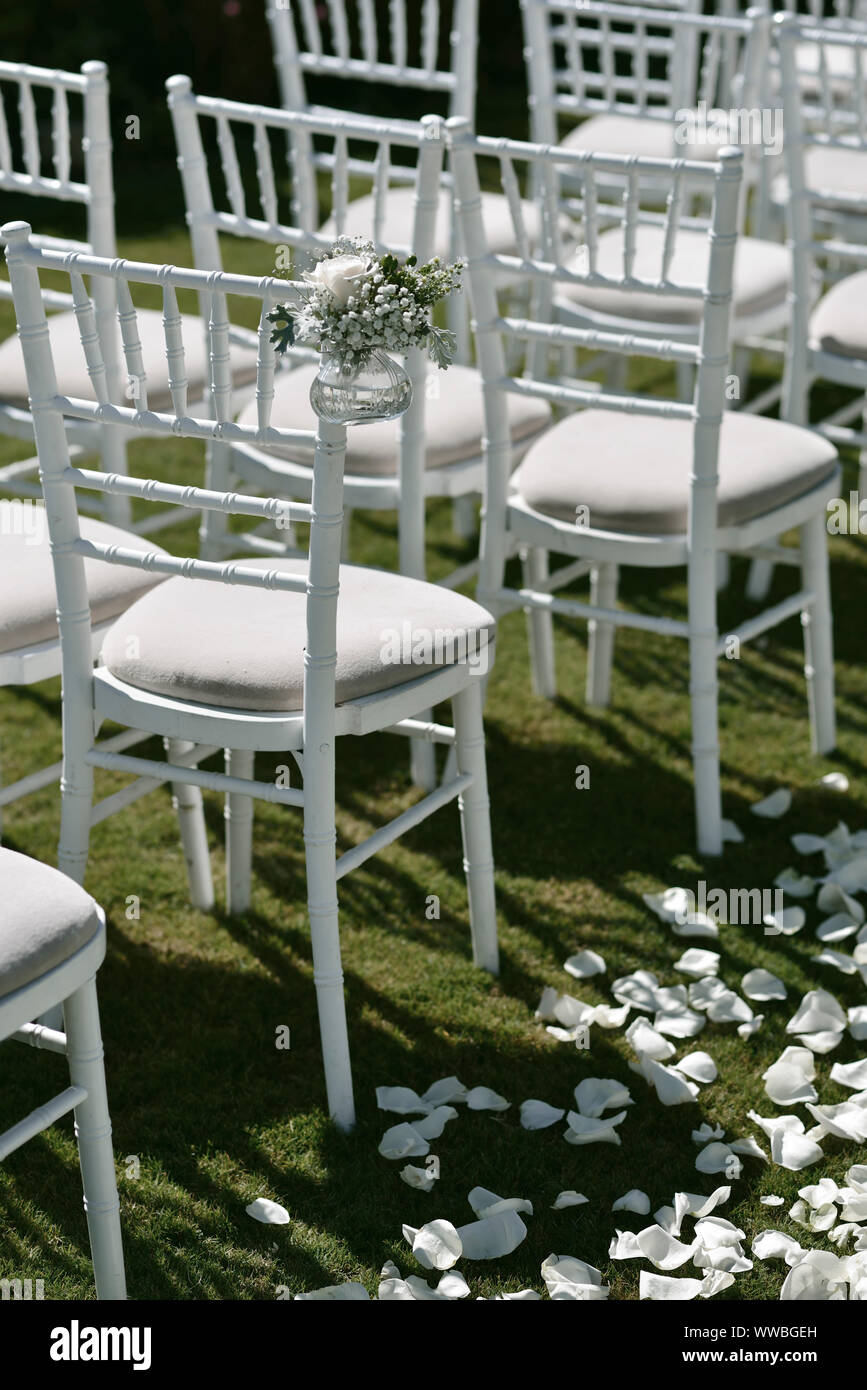 Chaises blanches pour décoration de mariage de luxe accueil clients Photo  Stock - Alamy