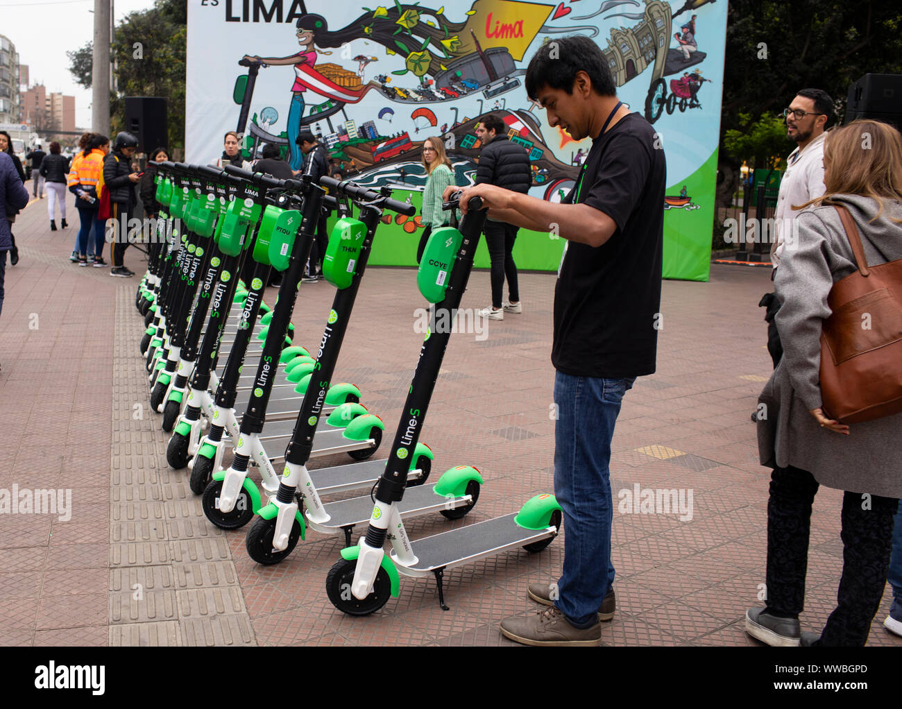 LIMA/Pérou Septembre 13, 2019 La Chaux-S scooter électrique de l'entreprise  la chaux dans la rue à Miraflores, Lima Photo Stock - Alamy