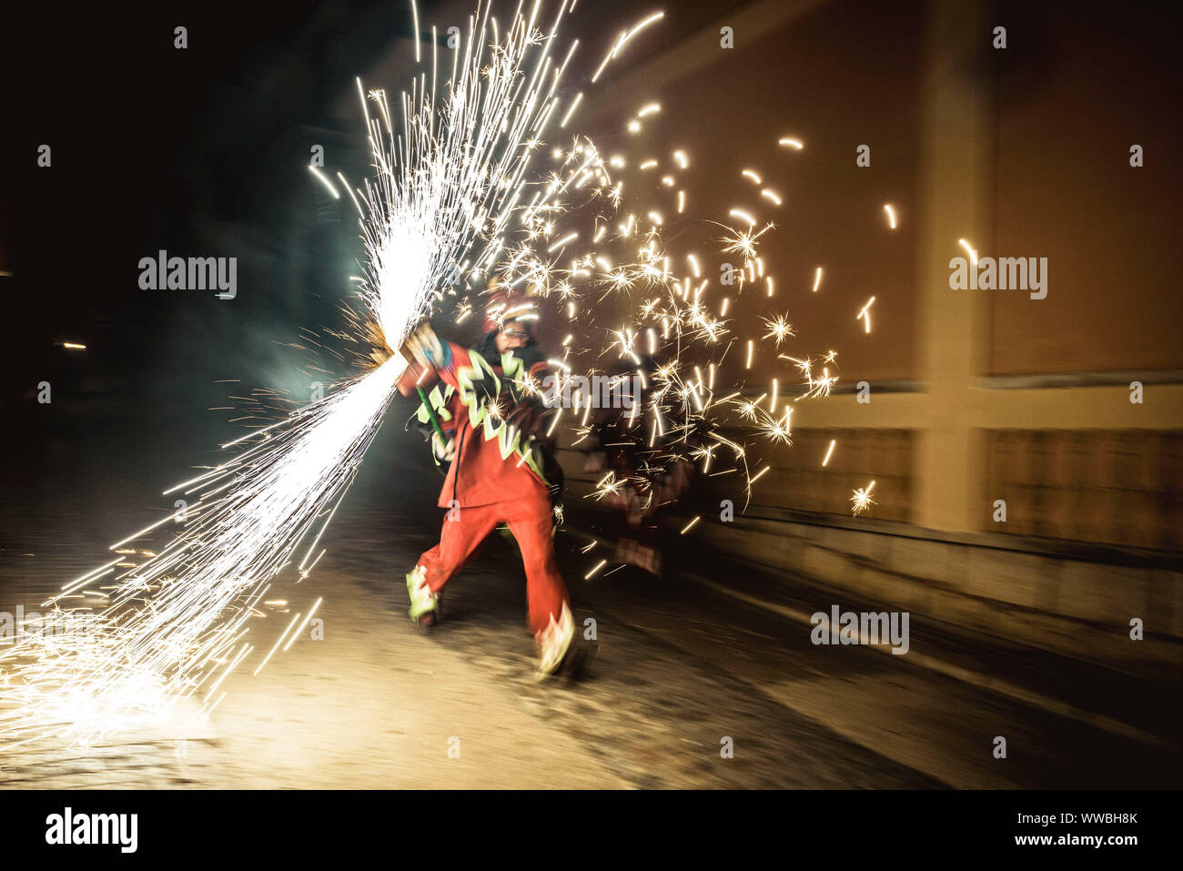 Sitges, Espagne. 14 Septembre, 2019 : 'Correfocs' (feu porteur) ensemble de leurs feux d'artifice au cours de Sitges' peu "Festa Major", "Santa Tecla' Credit : Matthias Rickenbach/Alamy Live News Banque D'Images