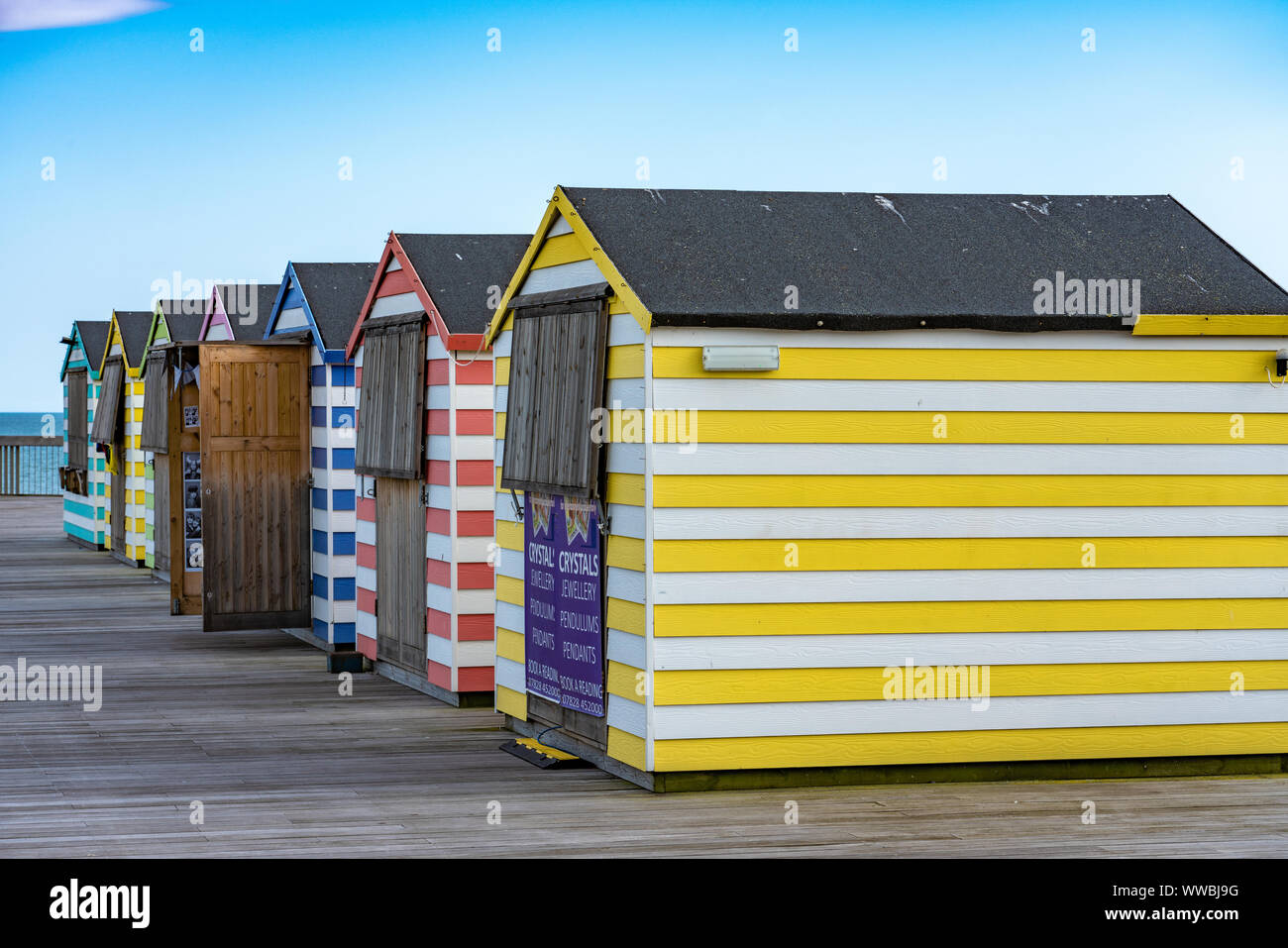 HASTINGS, Royaume-Uni - 29 juillet : cabines colorées sur Hastings Pier, une destination de vacances populaire le 29 juillet 2019 à Hastings Banque D'Images