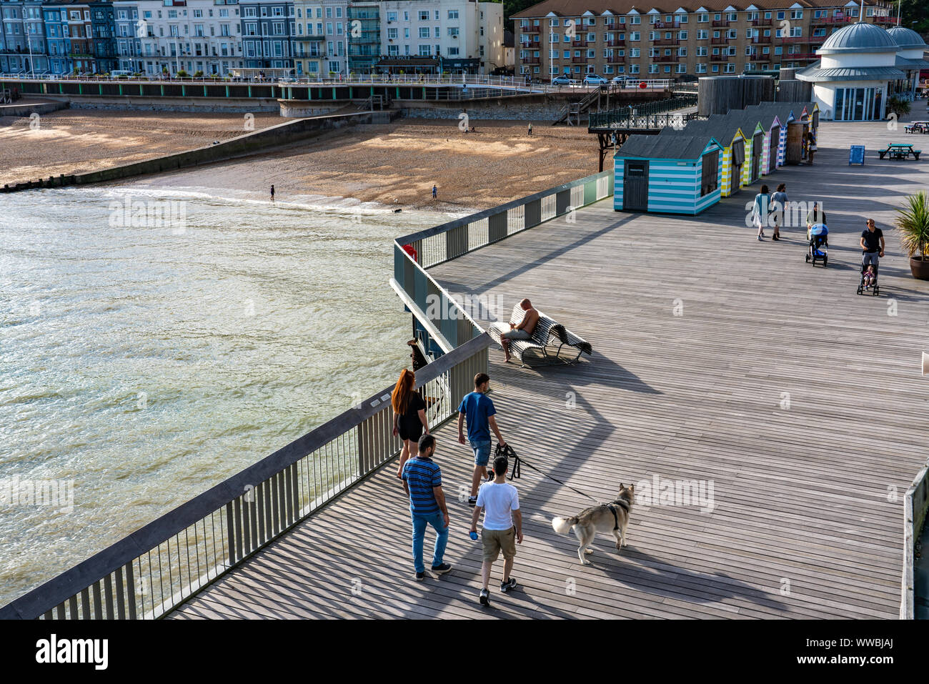 HASTINGS, Royaume-Uni - 29 juillet : Hastings pier le long de la station balnéaire, une destination touristique populaire dans l'été, le 29 juillet 2019 à Hastings Banque D'Images