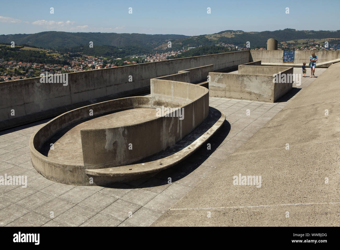 Terrasse de toit dans le bâtiment résidentiel moderniste Unité d'habitation (Logement) conçu par l'architecte suisse Le Corbusier (1964) à Firminy près de Lyon, France. Banque D'Images