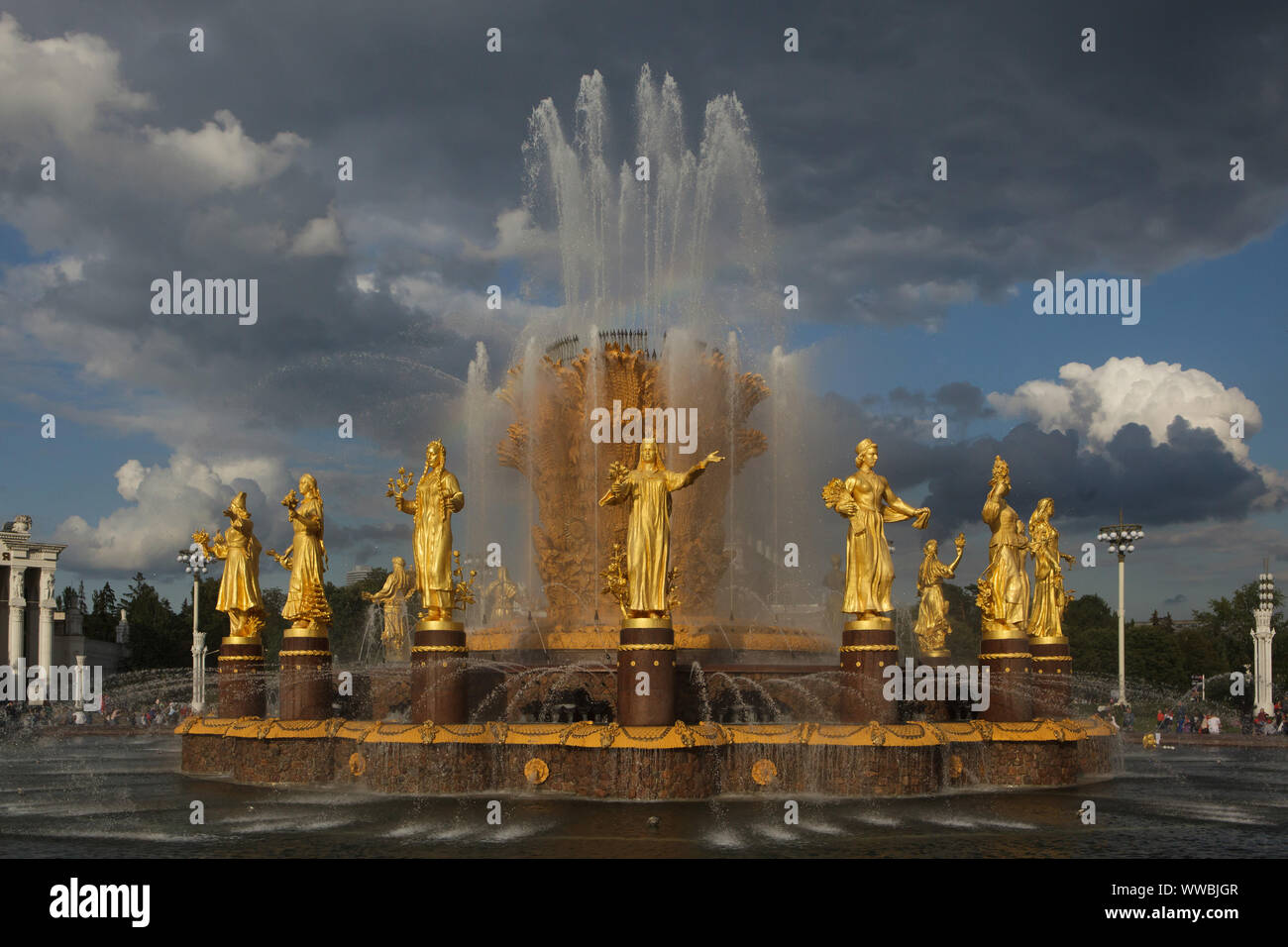 L'amitié des nations (l'Amitié des Peuples) Fontaine sur la place principale dans le centre d'expositions VDNH (exposition de réalisations de l'Économie nationale) à Moscou, Russie. La fontaine conçu par l'architecte soviétique Konstantin Topuridze décoré de statues de la doré 16 nations de l'Union soviétique par les sculpteurs soviétique Zinaida Bazehenova, Alexey Teneta, 152 Chaykov, Zoya Ryleyeva et autres a été construit en 1954. La fontaine est également connu comme la Gerbe d'or. Banque D'Images
