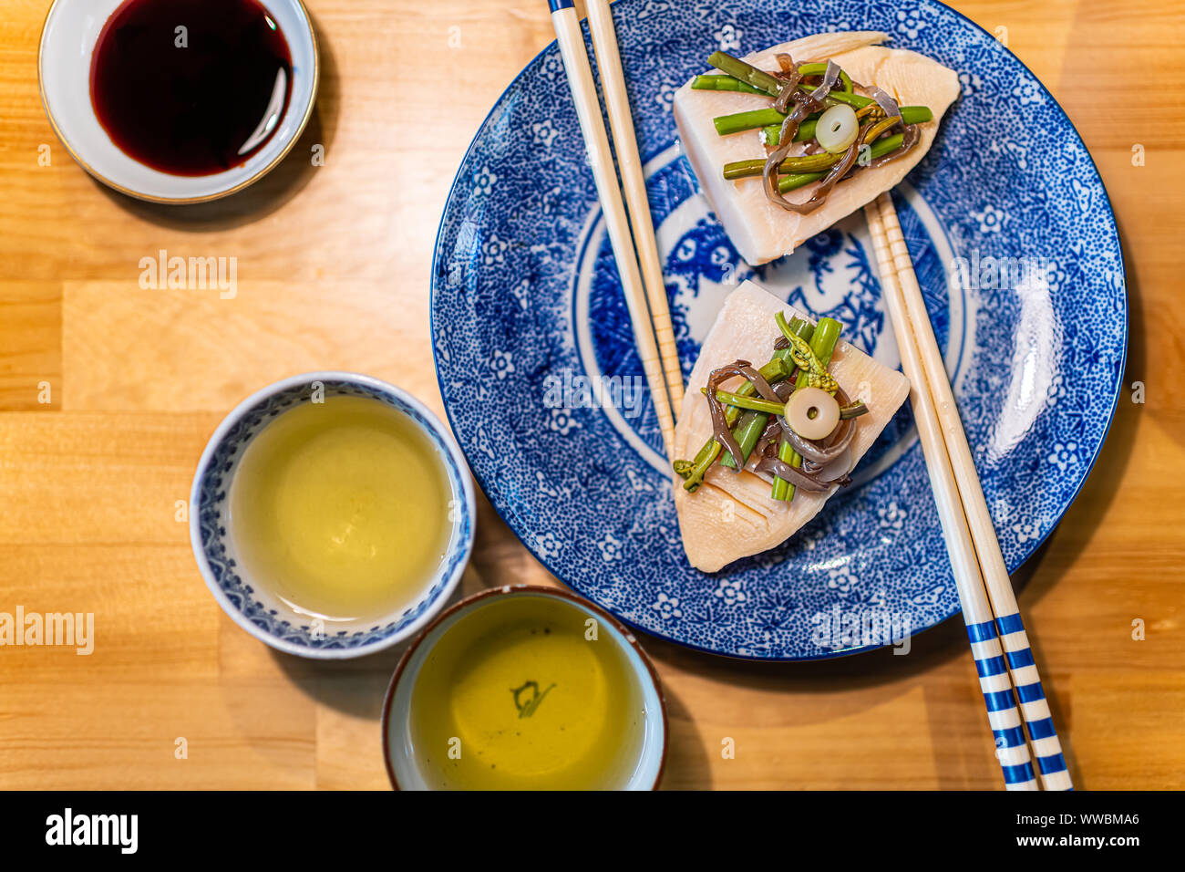 La plaque traditionnelle japonaise sur table en bois avec des légumes de printemps takenoko de pousses de bambou, sansai d'herbes sauvages avec des baguettes, je Thé vert sencha Banque D'Images