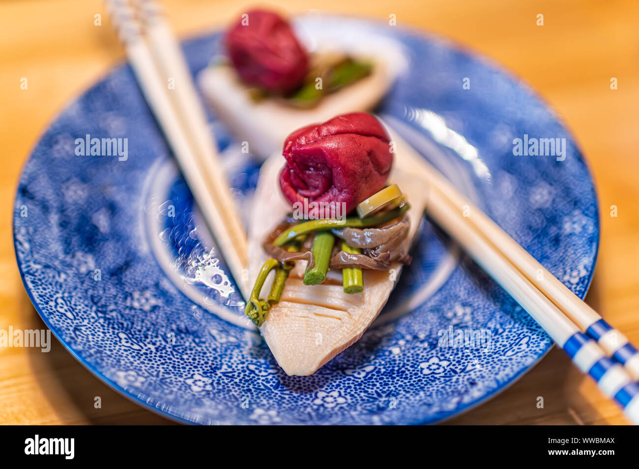 Plaque en céramique traditionnelle japonaise sur table de restaurant avec ressort légumier de takenoko de pousses de bambou, décapé de prune umeboshi et sansai son sauvage Banque D'Images
