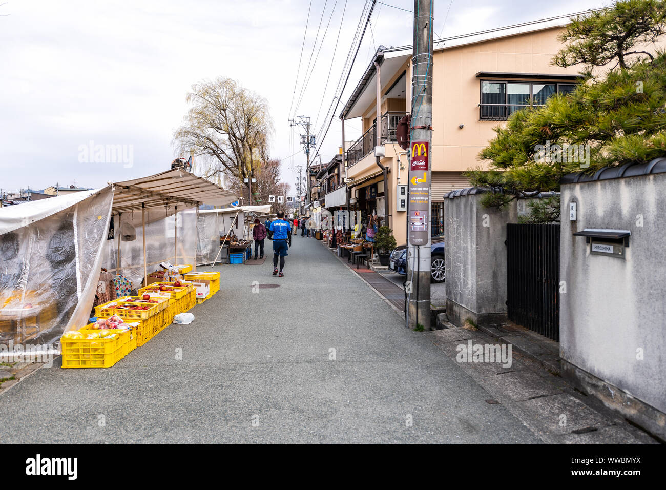 Takayama, Japon - 7 Avril, 2019 : Préfecture Gifu city avec les vendeurs de vendre des produits d'épicerie dans la rue, de l'étalage des produits locaux dans les magasins ven Banque D'Images