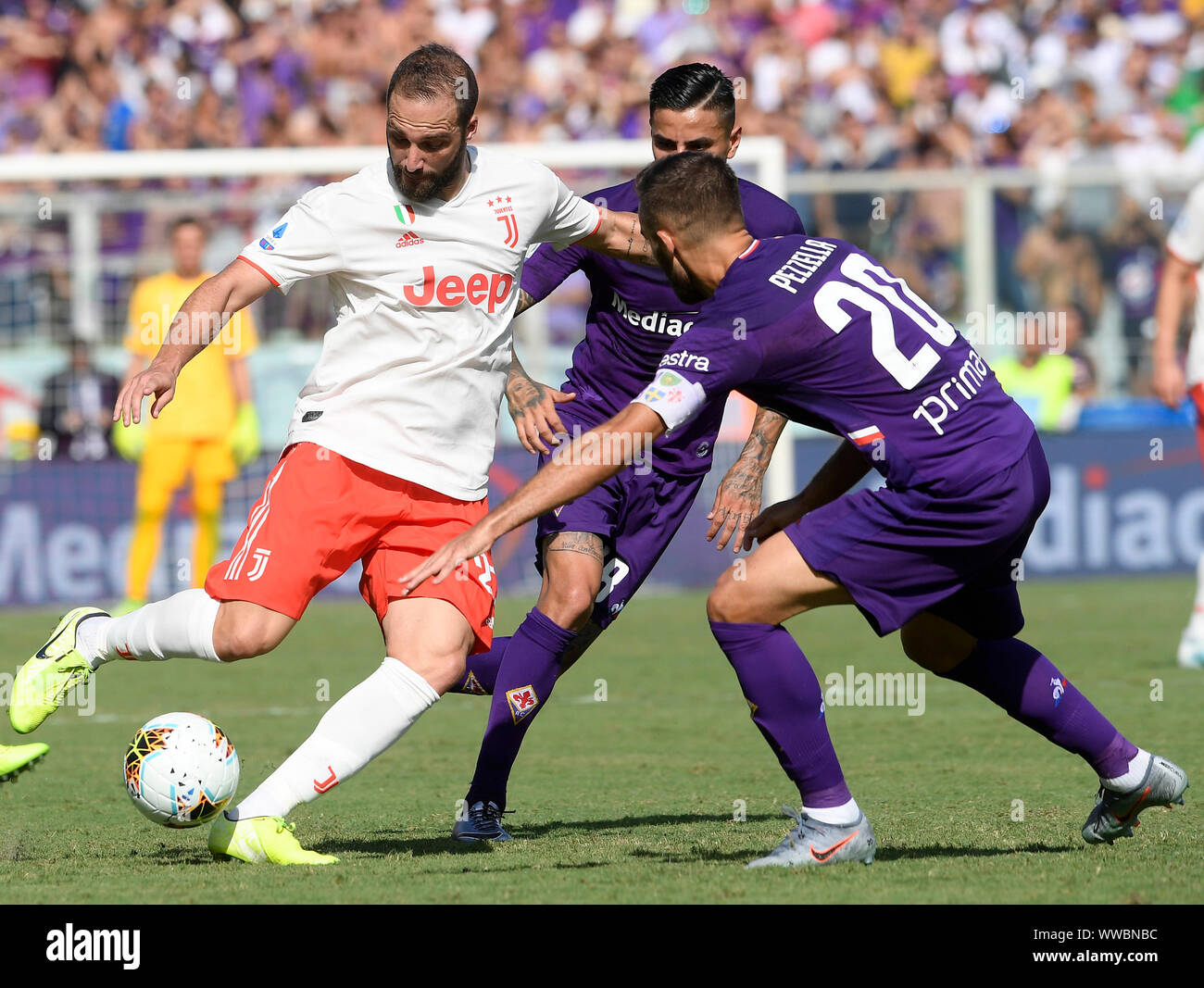 Florence, Italie. 14Th Sep 2019. La Fiorentina est l'Allemand Pezzella (R) le dispute à la Juventus FC' Gonzalo Higuain (L) au cours de la Serie A match de foot entre Fiorentina et la Juventus à Florence, Italie, le 14 septembre 2019. Credit : Alberto Lingria/crédit : Xinhua Xinhua/Alamy Live News Banque D'Images