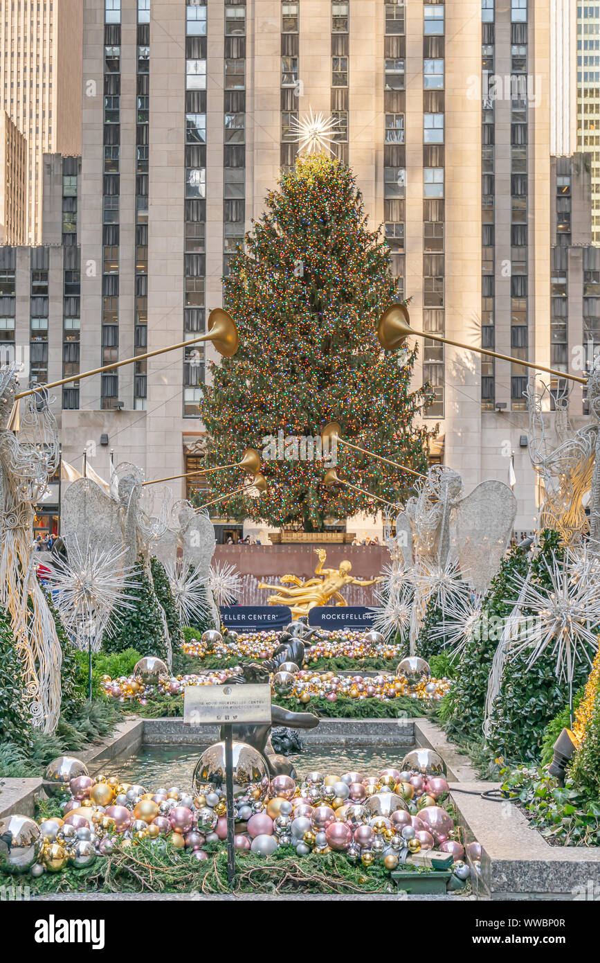 New York, NY, USA - Décembre 25th, 2018 -L'immense arbre de Noël décoré avec de beaux anges du Rockefeller Centre, Midtown, Manhattan. Banque D'Images