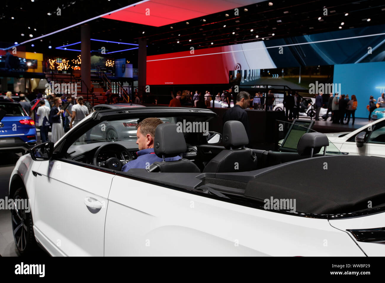 Francfort, Allemagne. Sep 12, 2019. Le constructeur automobile allemand affiche le VW VW T-Roc Cabriolet R-Line vus multisegments sous-compacte au 2019 Internationale Automobil-Ausstellung (AAI). (Photo de Michael Debets/Pacific Press) Credit : Pacific Press Agency/Alamy Live News Banque D'Images