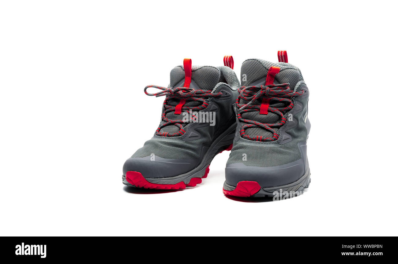 Chaussures de randonnée hommes isolé sur fond blanc. Rouge-gris chaussures de randonnée. Chaussures de sécurité pour l'escalade. Pignon d'aventure. Chaussure de trekking en caoutchouc léger Banque D'Images Chaussures de randonnée hommes isolé sur fond blanc. Rouge-gris chaussures de randonnée. Chaussures de sécurité pour l'escalade. Pignon d'aventure. Chaussure de trekking en caoutchouc léger Banque D'Images
