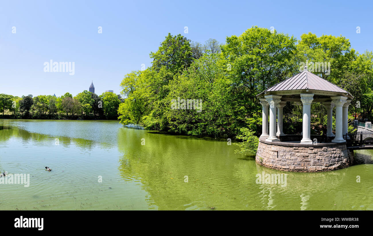 Panorama de Piedmont Park en Géorgie au centre-ville avec des arbres verts, des canards dans une région pittoresque avec étang lake Clara Meer à Atlanta, USA Banque D'Images