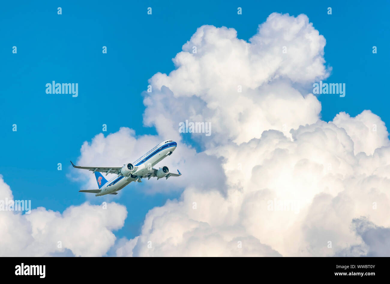 Avion airbus A321 de China Southern Airlines vol par sky se préparer à l'atterrissage à l'Aéroport International de Tan Son Nhat, Ho Chi Minh City, Vietnam Banque D'Images