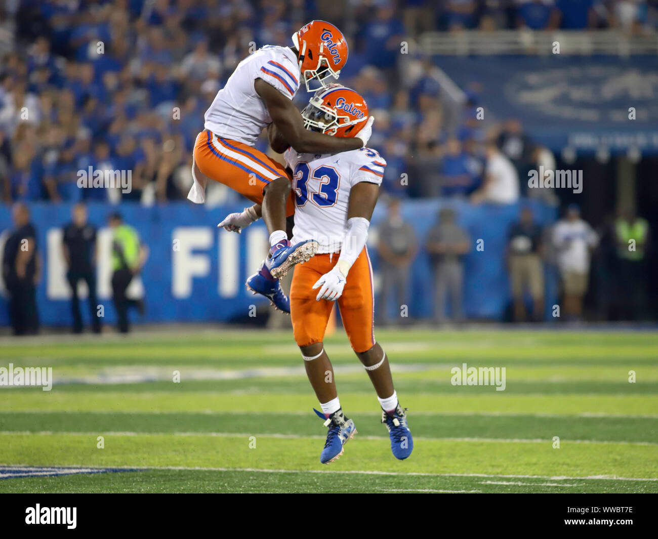 Lexington, Kentucky, USA. 14Th Sep 2019. Les Gators de Floride LB Jérémie lune (7) (à gauche) et David Reese II (33) (à droite) célébrer lors d'un match de football NCAA entre les Wildcats de Kentucky et le Florida Gator au champ Kroger à Lexington, Kentucky. Kevin Schultz/CSM/Alamy Live News Banque D'Images