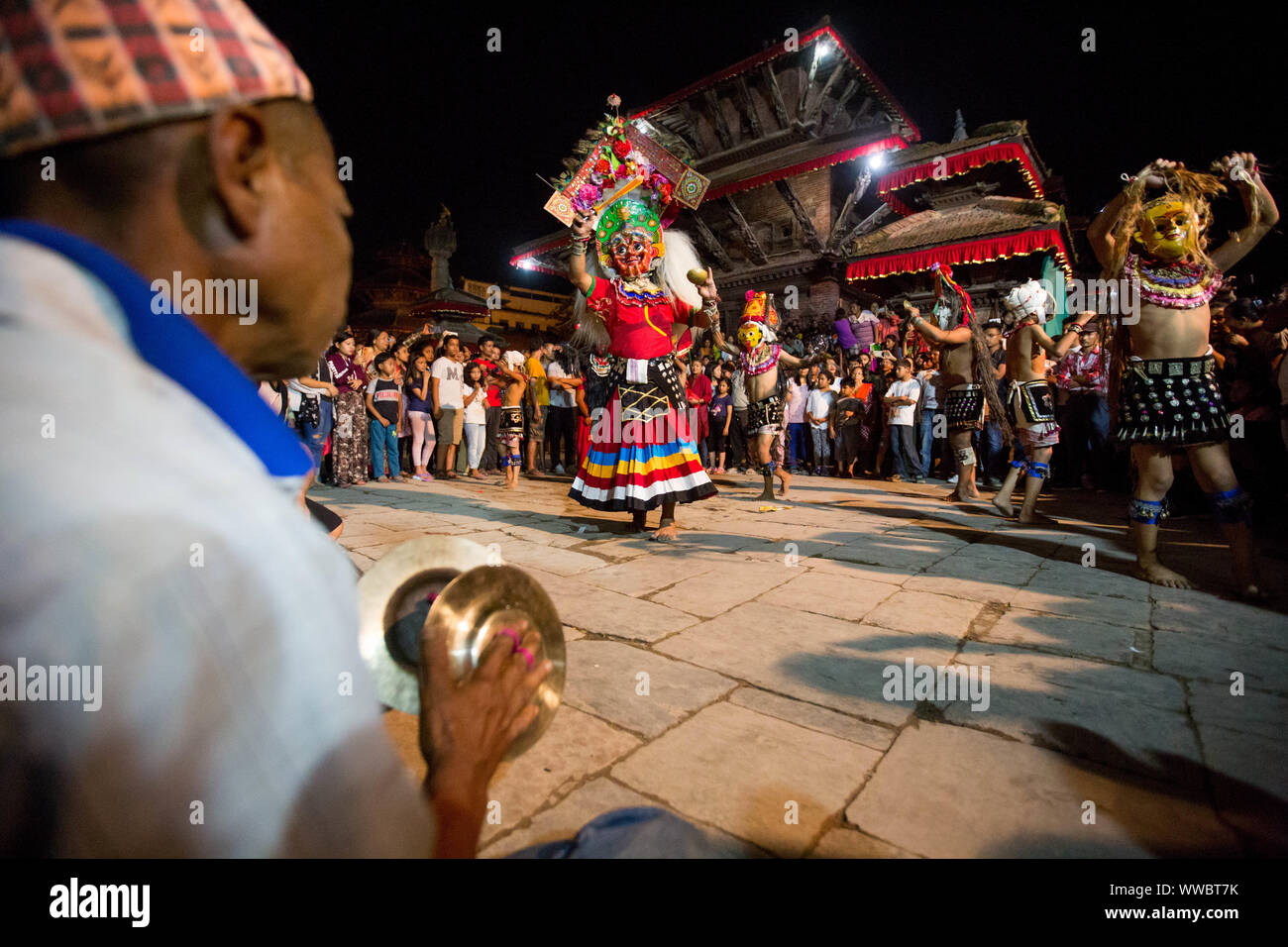 Katmandou, Népal. 14Th Sep 2019. Danseurs masqués effectuer durant la célébration de l'Indrajatra festival dans les locaux de Basantapur Durbar Square de Katmandou, Népal, le 14 septembre, 2019. Les huit jours du festival célèbre l'Indra, le dieu de la pluie, pour marquer la fin de la mousson. Source : Xinhua/Alamy Live News Banque D'Images