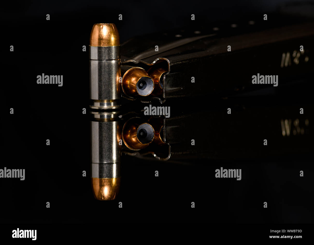 Des munitions de calibre 40 avec magazine sur fond noir Banque D'Images