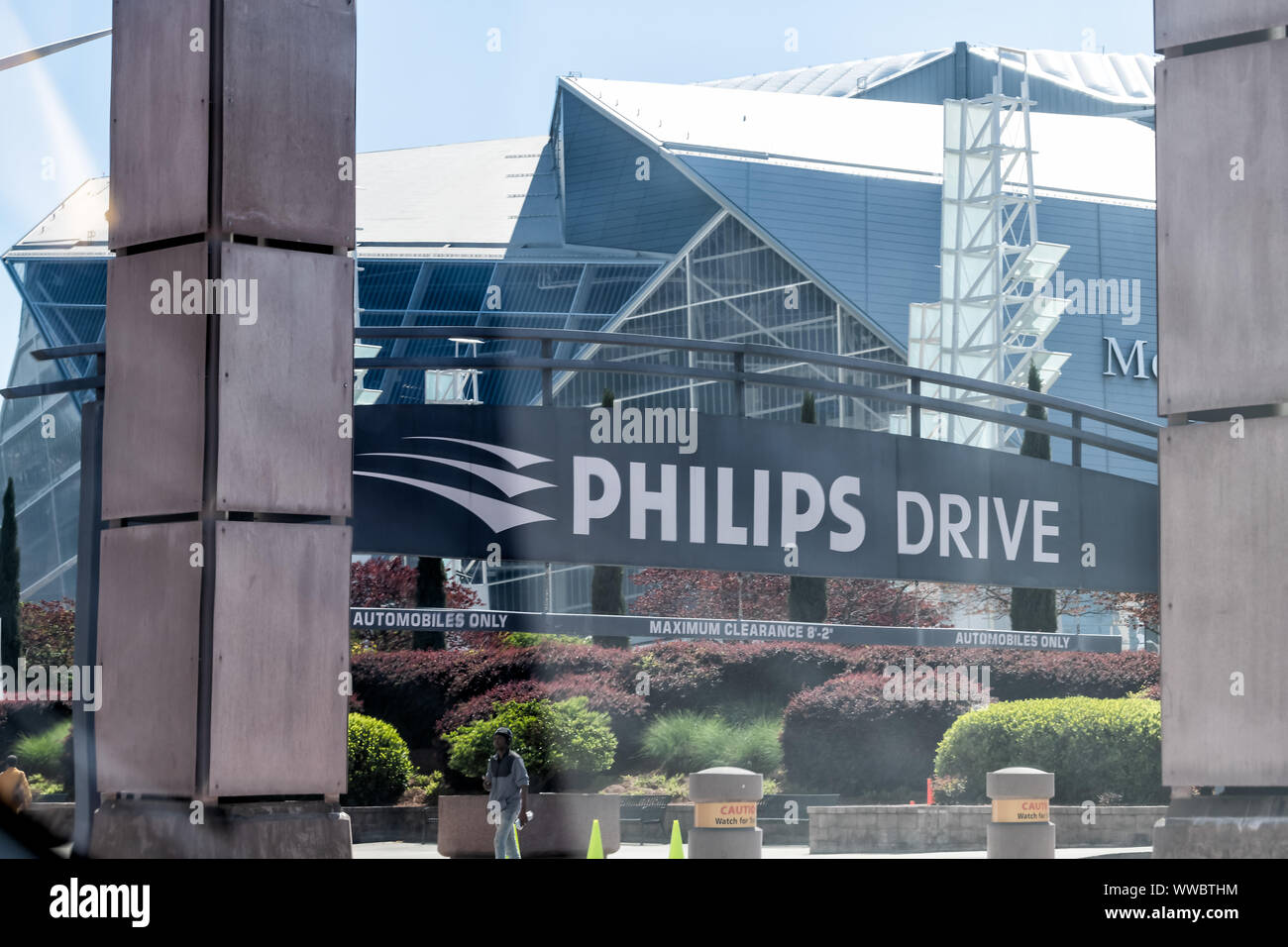 Atlanta, États-Unis - 20 Avril 2018 : graveur Philips signe avec l'extérieur du bâtiment du stade Mercedes-Benz en Géorgie capitale, personnes marchant par parking g Banque D'Images