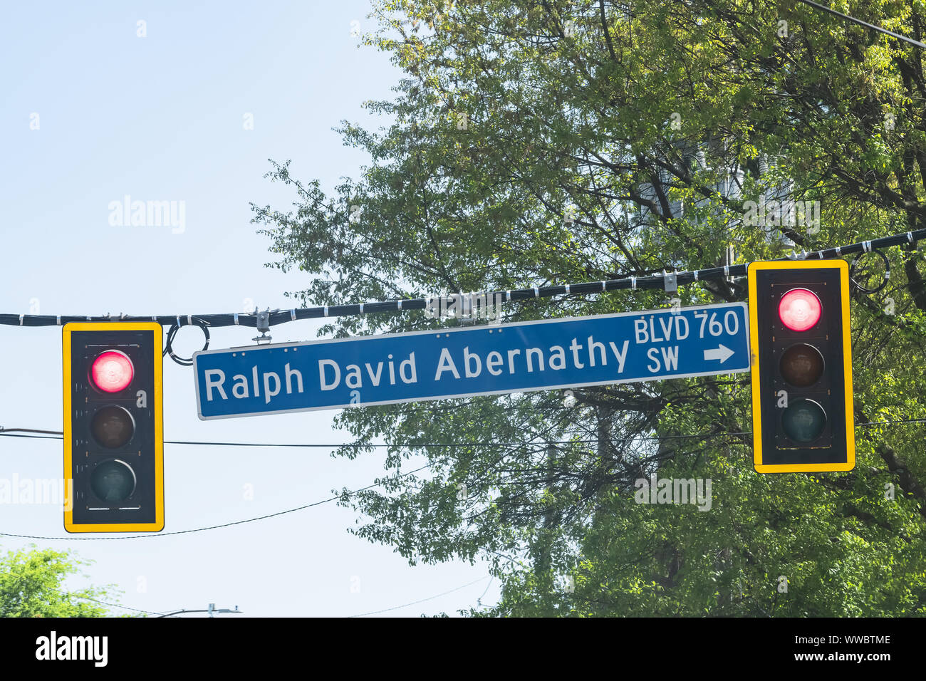 Direction rue Road sign pour Ralph David Abernathy boulevard avec feu de circulation dans le centre-ville de Midtown Atlanta, Géorgie, ville en été Banque D'Images