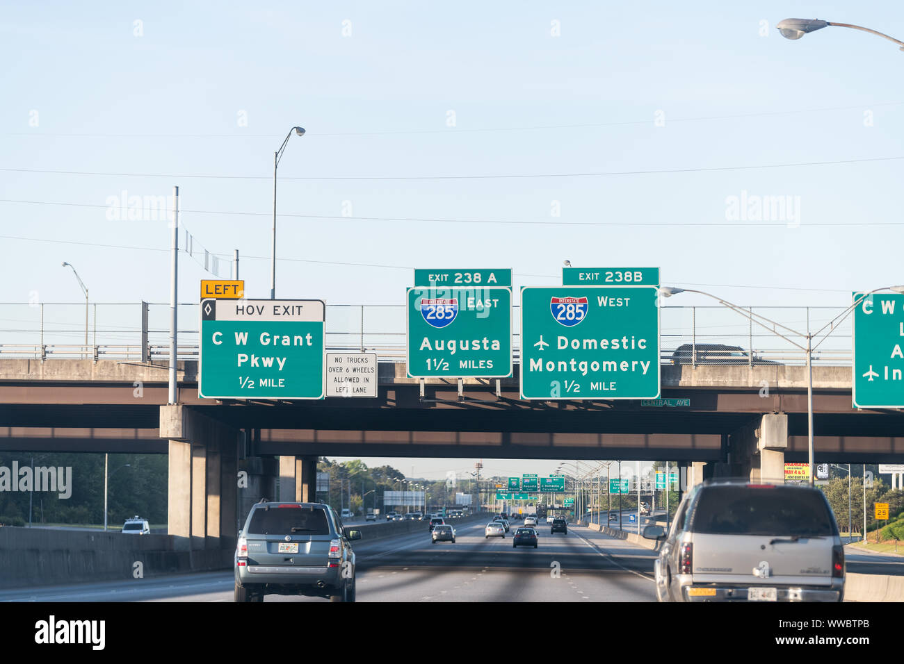 Atlanta, États-Unis - 21 Avril 2018 : sortie de route sur l'Interstate highway 85 à l'aéroport international d'Atlanta, les vols domestiques avec des voitures roulant en Géorgie c Banque D'Images