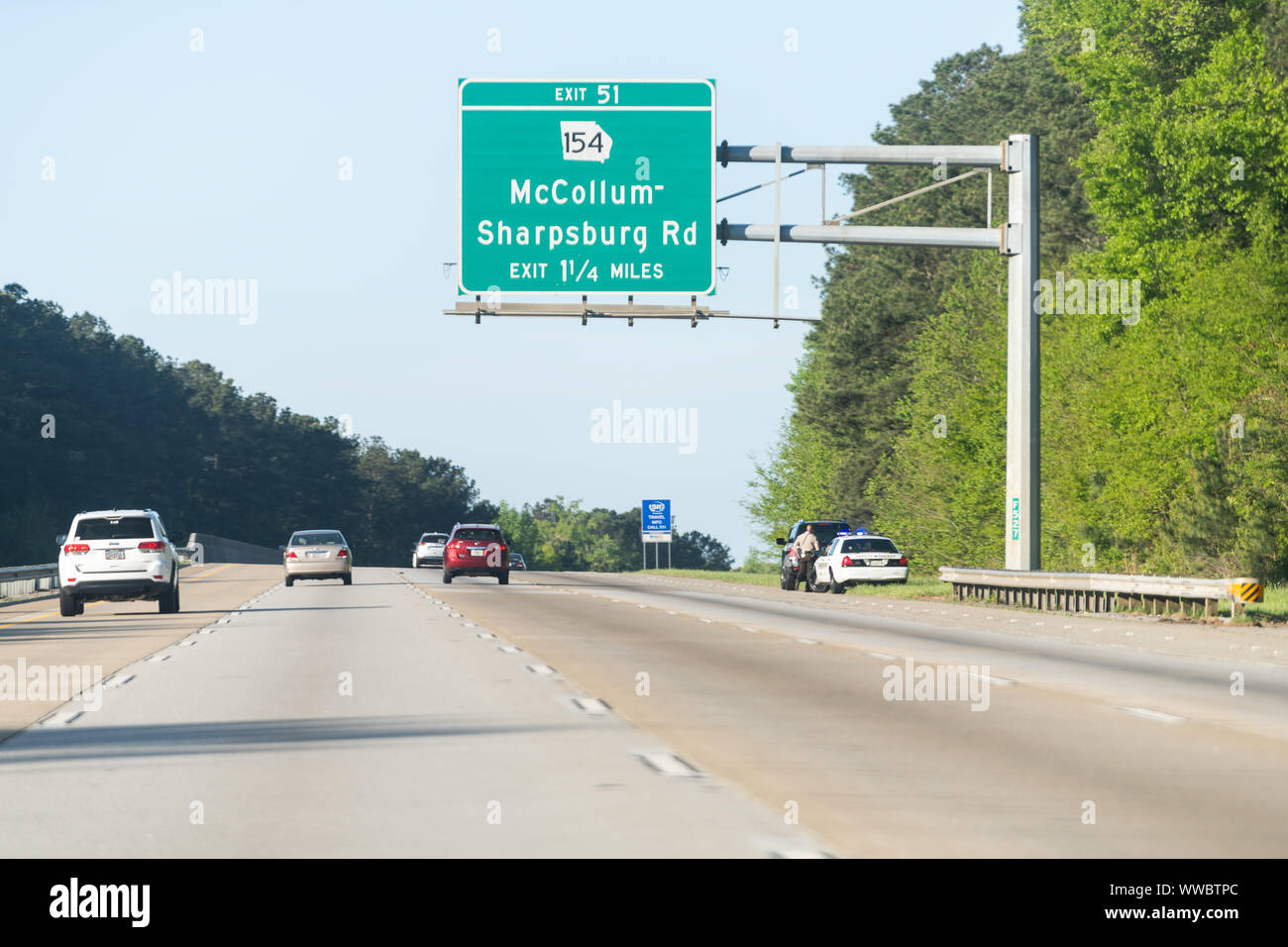Atlanta, États-Unis - 21 Avril 2018 : l'Interstate highway 85 route avec panneau de sortie de McCollum Sharpsburg road, arrêté par la police pour excès de voiture voiture à Georgi Banque D'Images