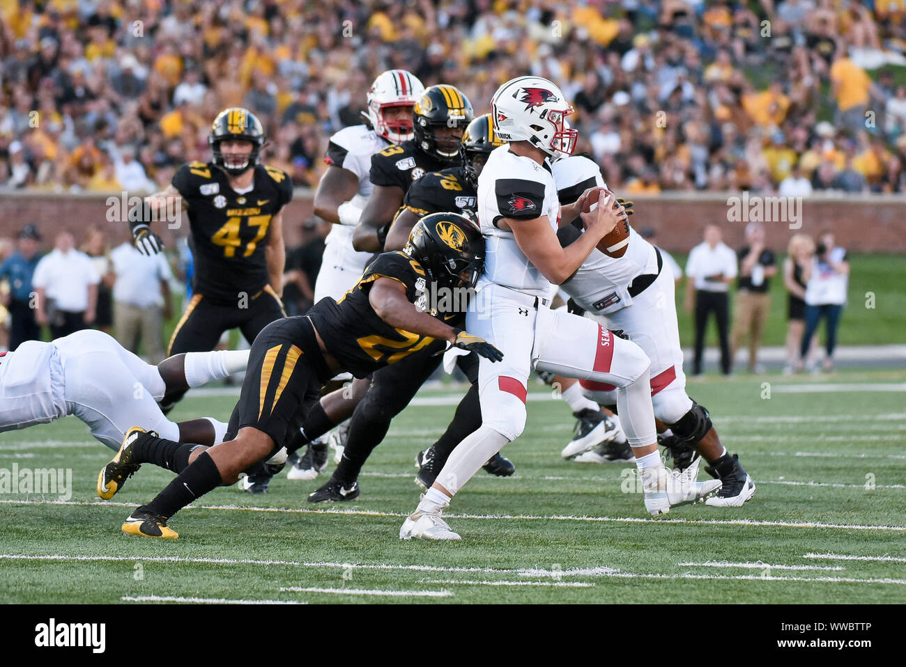 Sep 14, 2019 : Missouri Tigers arrière défensif Khalil Oliver (20) note les Sud-est de l'État du Missouri Redhawks quarterback Daniel Santacaterina (10) pour un souci lors d'une conférence non jeu où le South East Missouri State Redhawks visité le Missouri Tigers tenue à Faurot Field au Memorial Stadium de Columbia, MO Richard Ulreich/CSM Banque D'Images