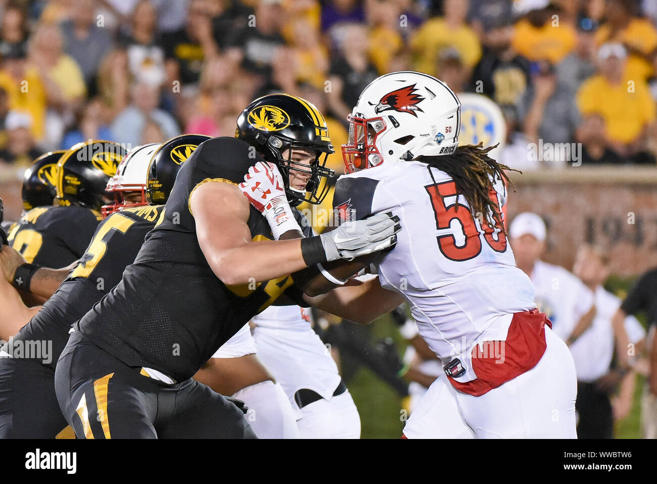 Sep 14, 2019 : Missouri Tigers offensive ligne Bobby Lawrence (64) bloque les rush du col de l'Asie du Missouri State Redhawks joueur défensif Clarence Thornton (50) au cours d'une conférence non jeu où le South East Missouri State Redhawks visité le Missouri Tigers tenue à Faurot Field au Memorial Stadium de Columbia, MO Richard Ulreich/CSM Banque D'Images