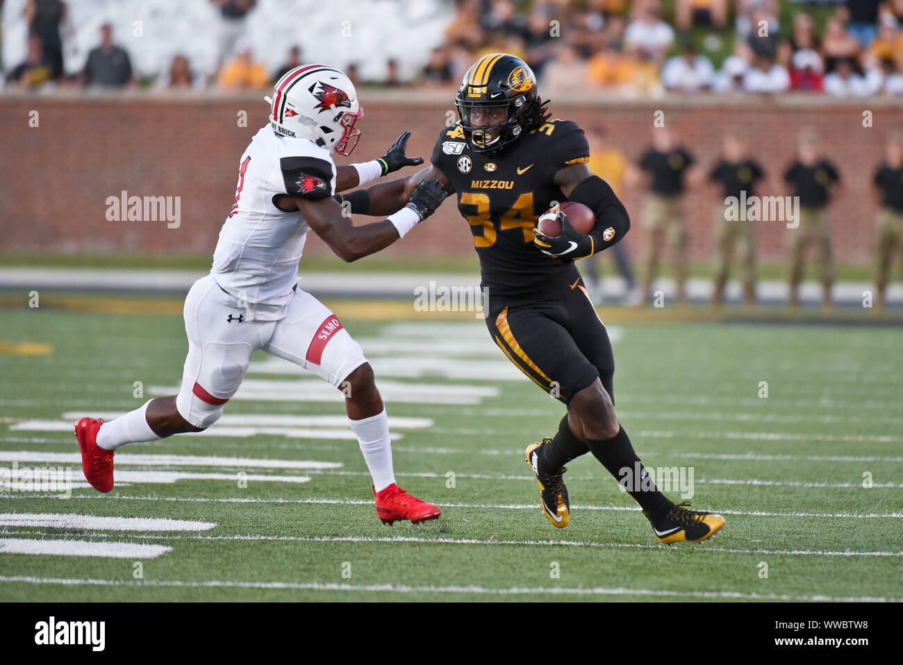 Sep 14, 2019 : Missouri Tigers d'utiliser de nouveau Larry Rountree III (34) chercher à obtenir loin de la tentative de s'attaquer au sud-est de l'État du Missouri évoluait Redhawks Al Young (1) au cours d'une conférence non jeu où le South East Missouri State Redhawks visité le Missouri Tigers tenue à Faurot Field au Memorial Stadium de Columbia, MO Richard Ulreich/CSM Banque D'Images