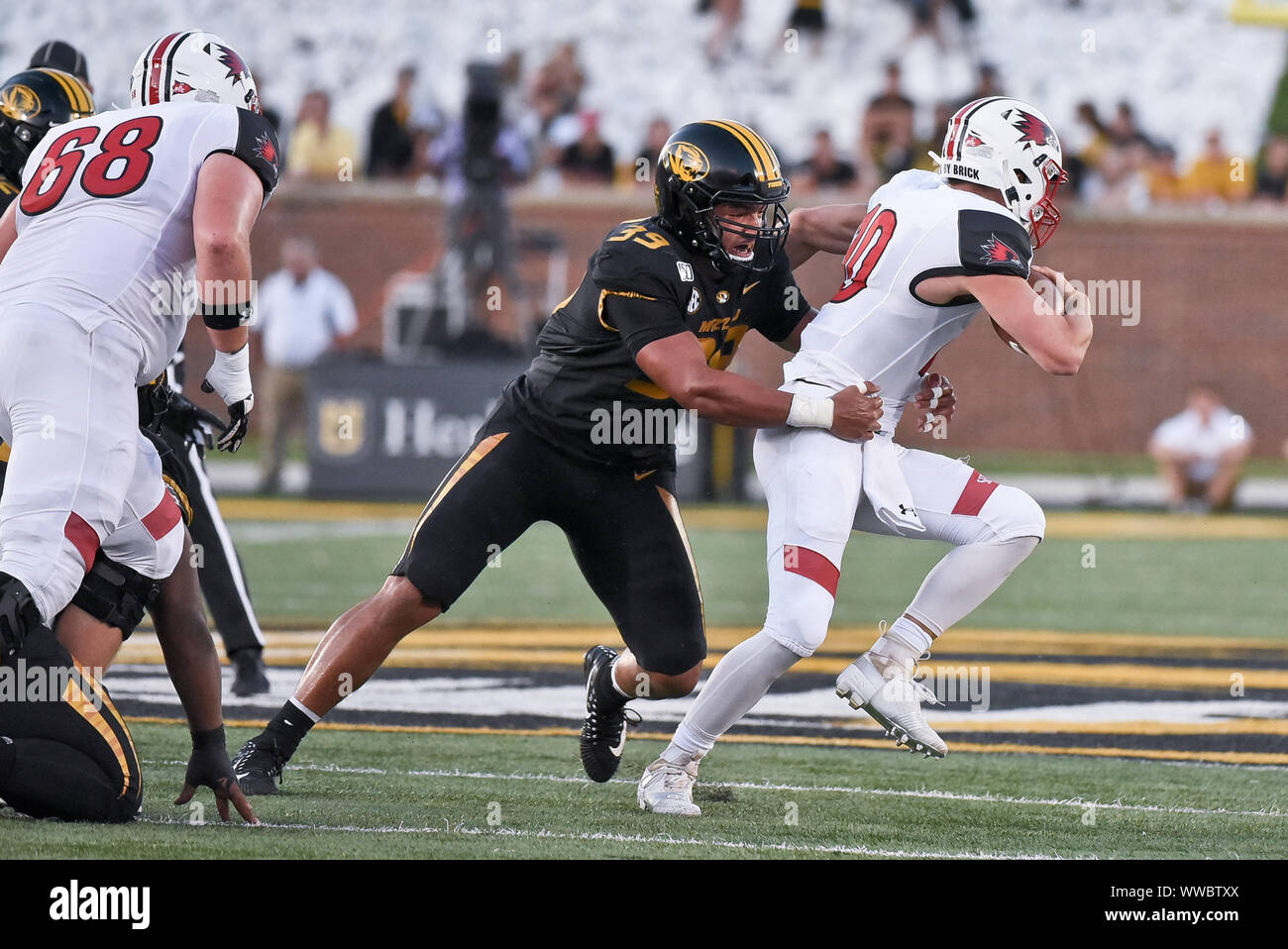 Sep 14, 2019 joueur de ligne défensive : Missouri Tigers Chris Turner (39) s'empare de l'ahold d'Asie du Missouri State Redhawks quarterback Daniel Santacaterina (10) à le tirer vers le bas pour un plaquage lors d'une conférence non jeu où le South East Missouri State Redhawks visité le Missouri Tigers tenue à Faurot Field au Memorial Stadium de Columbia, MO Richard Ulreich/CSM Banque D'Images
