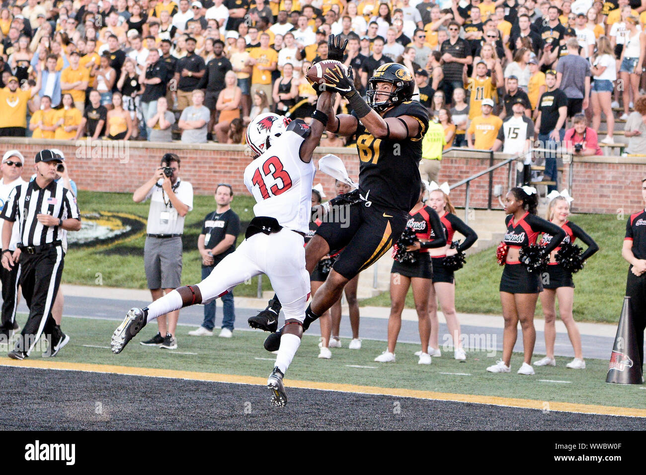Sep 14, 2019 : En dépit de la défense de l'Asie du Missouri State Redhawks arrière défensif Lawrence Johnson (13), Missouri Tigers tight end Albert Okwuegbunam (81) est en mesure de transporter dans le col pour un touché au cours d'une conférence non jeu où le South East Missouri State Redhawks visité le Missouri Tigers tenue à Faurot Field au Memorial Stadium de Columbia, MO Richard Ulreich/CSM Banque D'Images