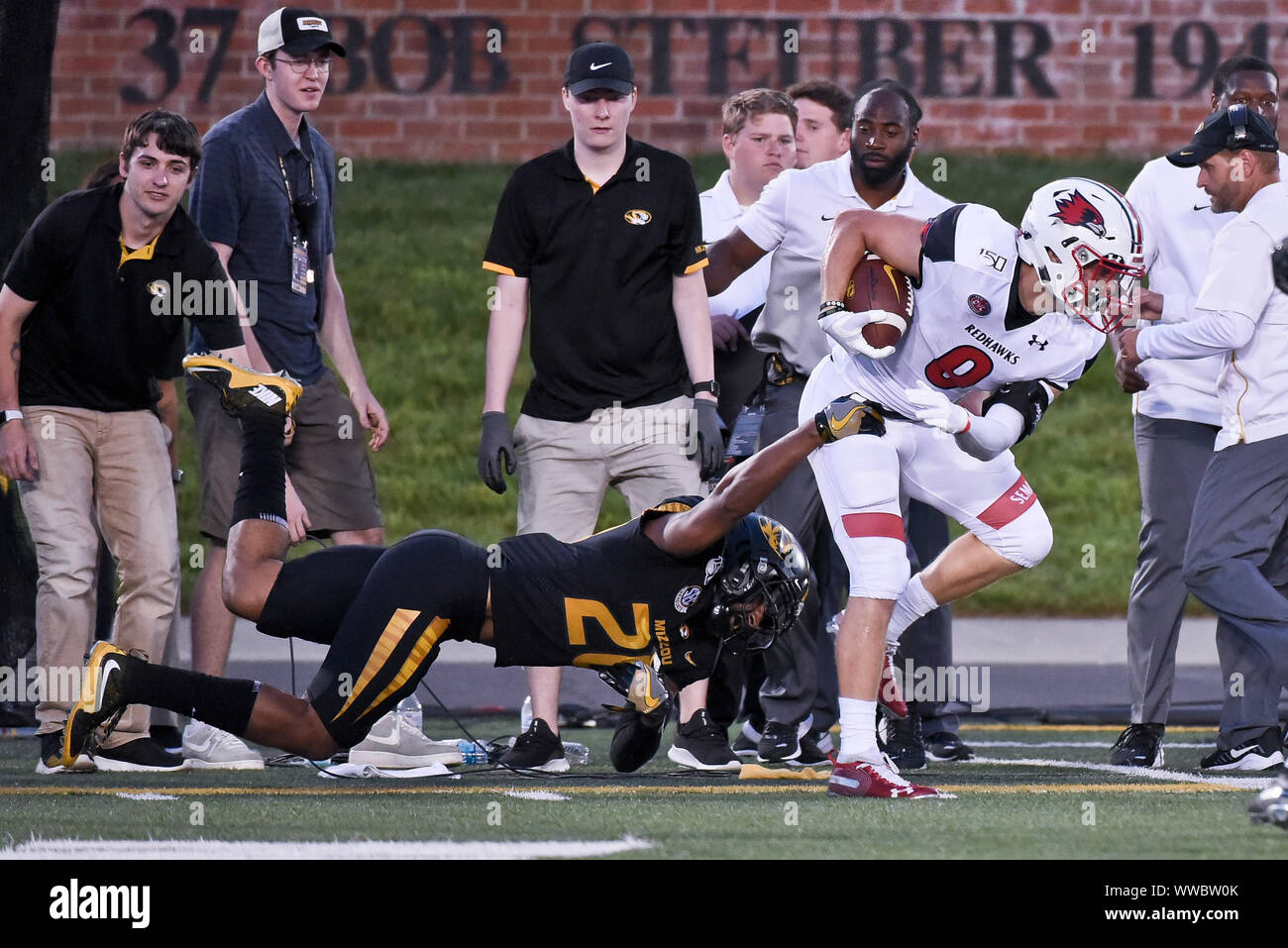 Sep 14, 2019 : Missouri Tigers arrière défensif Khalil Oliver (20) est capable de tenir sur l'État du Missouri au sud-est de wide receiver Redhawks Zack Smith (9) juste assez pour le forcer hors des limites au cours d'une conférence non jeu où le sud-est de l'État du Missouri Missouri Tigers Redhawks visité le lieu à Faurot Field au Memorial Stadium de Columbia, MO Richard Ulreich/CSM Banque D'Images