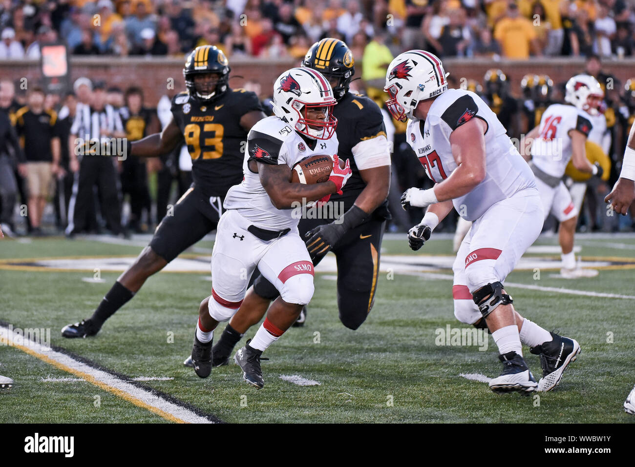 Sep 14, 2019 : le sud-est de l'utiliser de nouveau l'État du Missouri Redhawks Sion Custis (22) tente de tourner la page et aller chercher au cours d'une conférence non chantiers jeu où le sud-est de l'État du Missouri Missouri Tigers Redhawks visité le lieu à Faurot Field au Memorial Stadium de Columbia, MO Richard Ulreich/CSM Banque D'Images