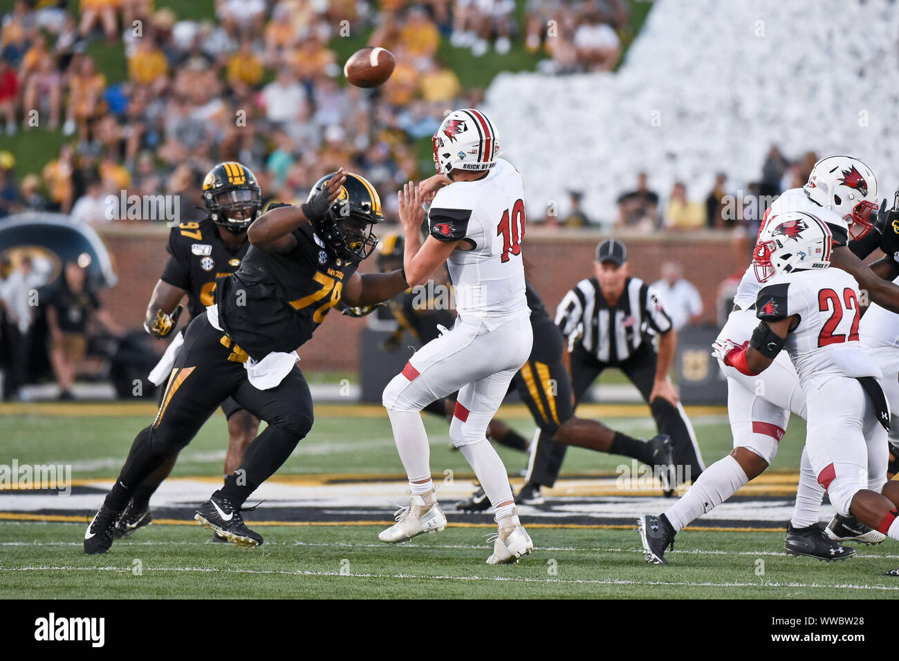 Sep 14, 2019 : le sud-est de l'État du Missouri Redhawks quarterback Daniel Santacaterina (10) obtient juste la faire passer avant d'être touchée par le joueur de ligne défensive Missouri Tigers Kobie Whiteside (78) au cours d'une conférence non jeu où le South East Missouri State Redhawks visité le Missouri Tigers tenue à Faurot Field au Memorial Stadium de Columbia, MO Richard Ulreich/CSM Banque D'Images
