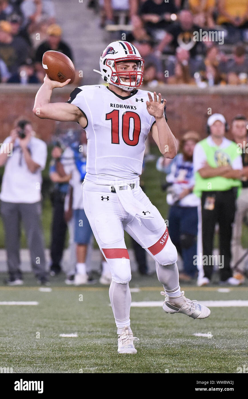 Sep 14, 2019 : le sud-est de l'État du Missouri Redhawks quarterback Daniel Santacaterina (10) lance une passe au cours d'une conférence non jeu où le South East Missouri State Redhawks visité le Missouri Tigers tenue à Faurot Field au Memorial Stadium de Columbia, MO Richard Ulreich/CSM Banque D'Images