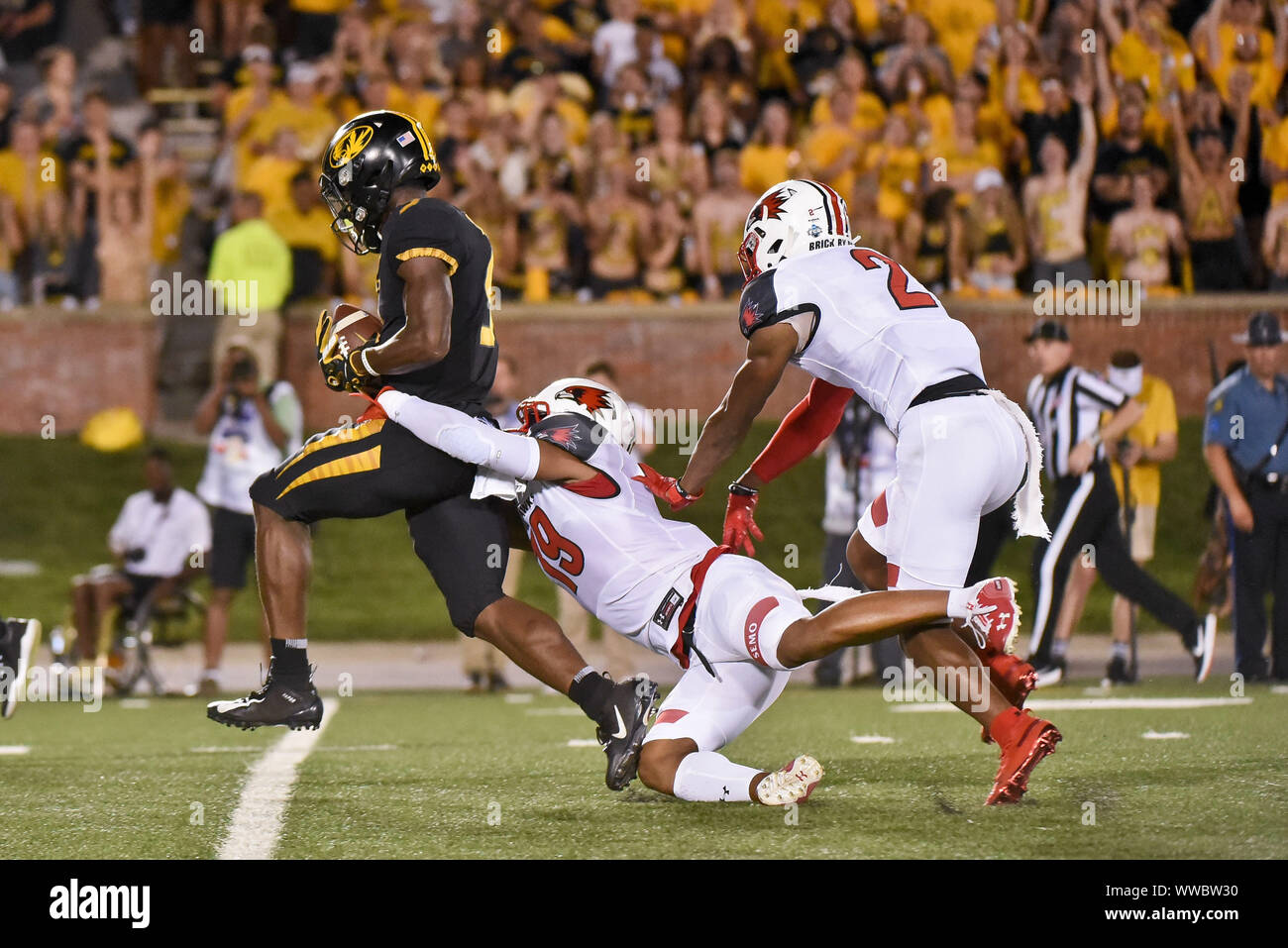 Sep 14, 2019 : le sud-est de l'État du Missouri évoluait Redhawks Jontae Dobson (19) vient de s'interrompt sur le Missouri Tigers à receveur Jalen Knox (9) assez pour le tirer vers le bas et empêcher un touché au cours d'une conférence non jeu où le South East Missouri State Redhawks visité le Missouri Tigers tenue à Faurot Field au Memorial Stadium de Columbia, MO Richard Ulreich/CSM Banque D'Images