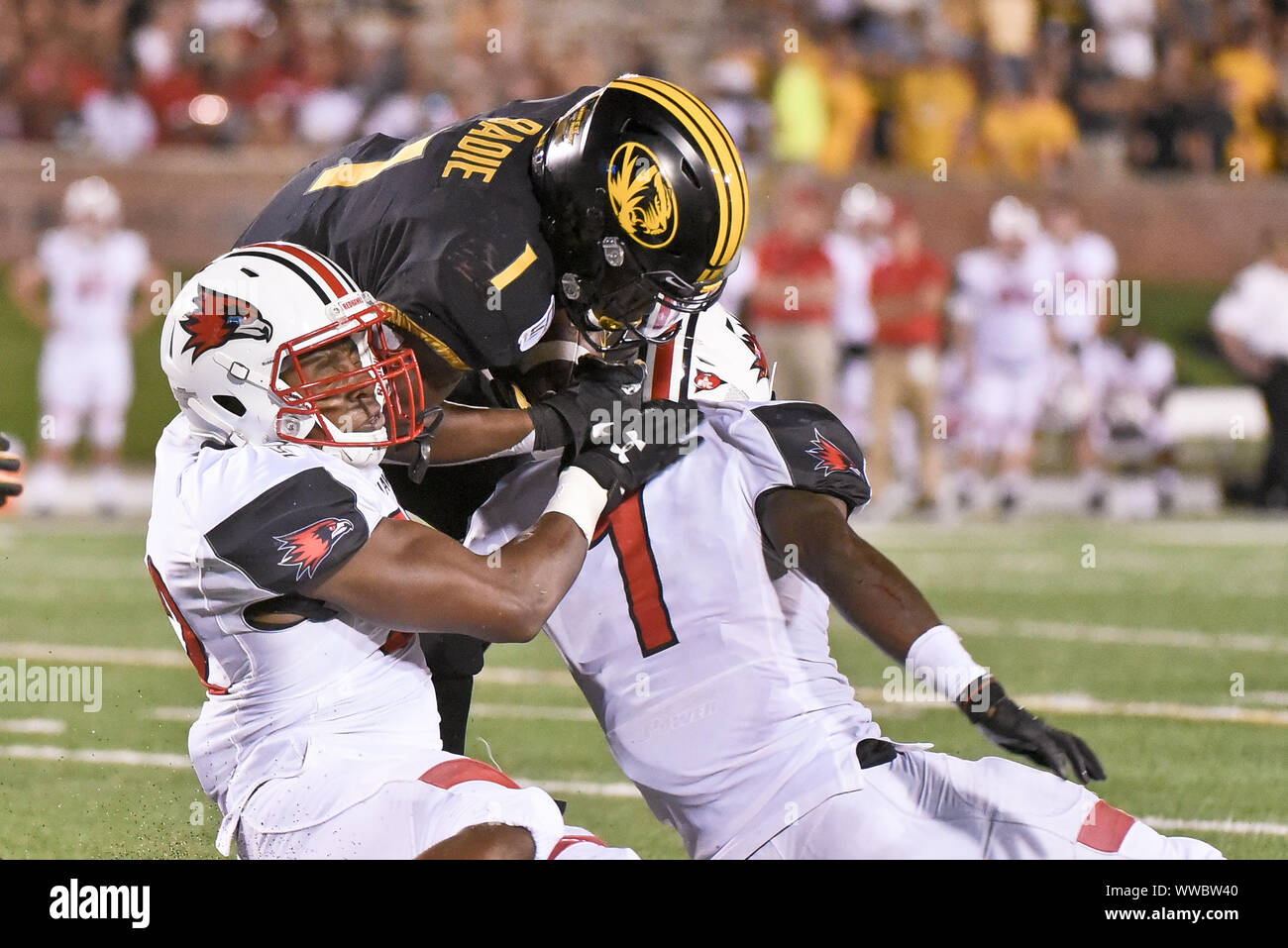 Sep 14, 2019 : le sud-est de l'État du Missouri Redhawks de secondeur Anthony Ballard (32) et le sud-est de l'État du Missouri évoluait Redhawks Al Young (1) arrêter la tentative de pointe du Missouri Tigers d'utiliser de nouveau Tyler Badie (1) au cours d'une conférence non jeu où le South East Missouri State Redhawks visité le Missouri Tigers tenue à Faurot Field au Memorial Stadium de Columbia, MO Richard Ulreich/CSM Banque D'Images