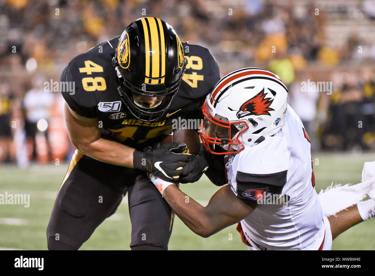 Sep 14, 2019 : le sud-est de l'État du Missouri Le secondeur Redhawks Douglas Omardrick (4) est capable de frapper la balle loin de Missouri Tigers tight end Niko Hea (48) création d'une transmission incomplète lors d'une conférence non jeu où le South East Missouri State Redhawks visité le Missouri Tigers tenue à Faurot Field au Memorial Stadium de Columbia, MO Richard Ulreich/CSM Banque D'Images