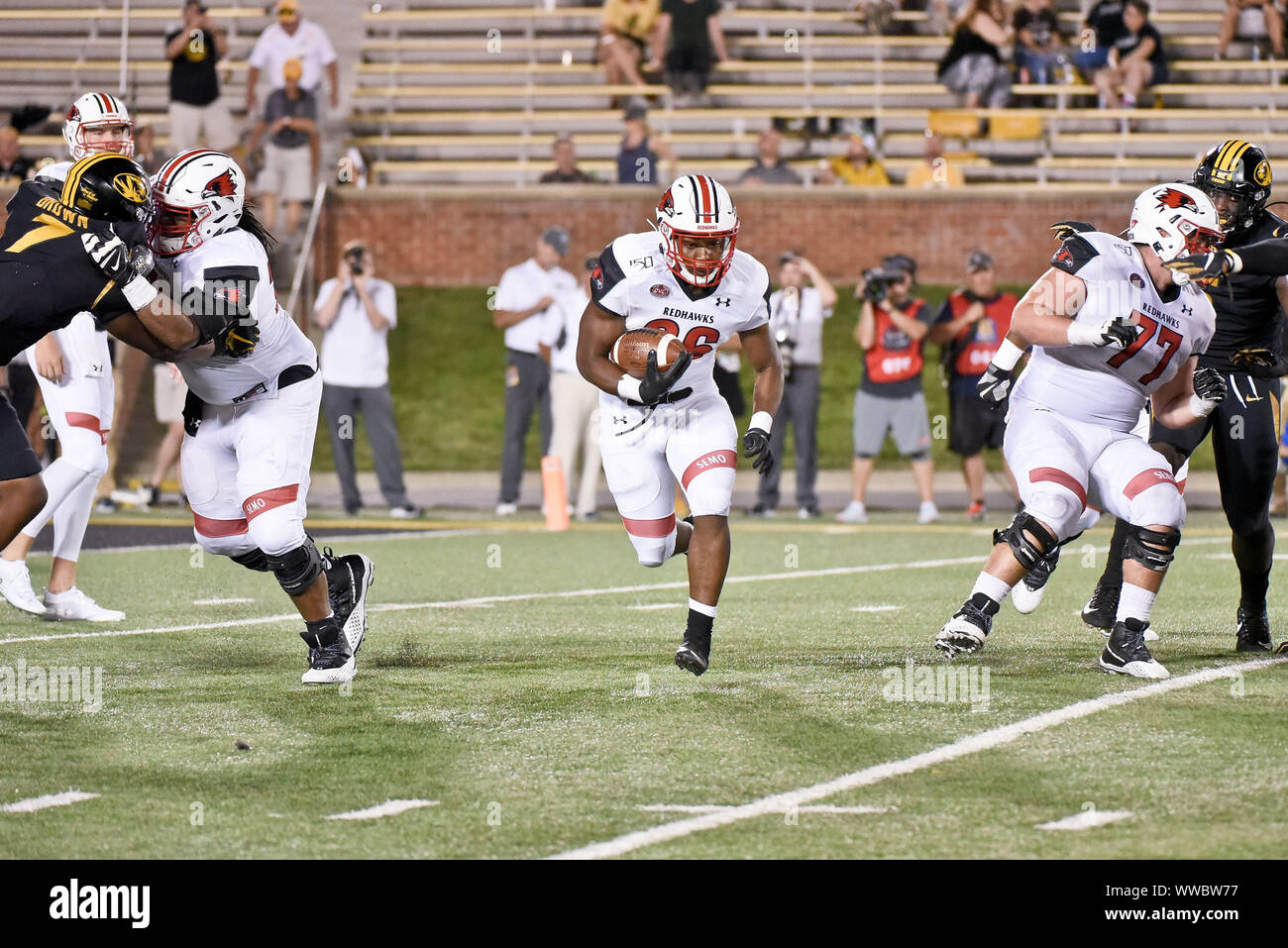 Sep 14, 2019 : le sud-est de l'utiliser de nouveau l'État du Missouri Redhawks Geno Hess (26) utilise le blocage de son poseur de fonctionner grâce à une ouverture au cours d'une conférence non jeu où le South East Missouri State Redhawks visité le Missouri Tigers tenue à Faurot Field au Memorial Stadium de Columbia, MO Richard Ulreich/CSM Banque D'Images