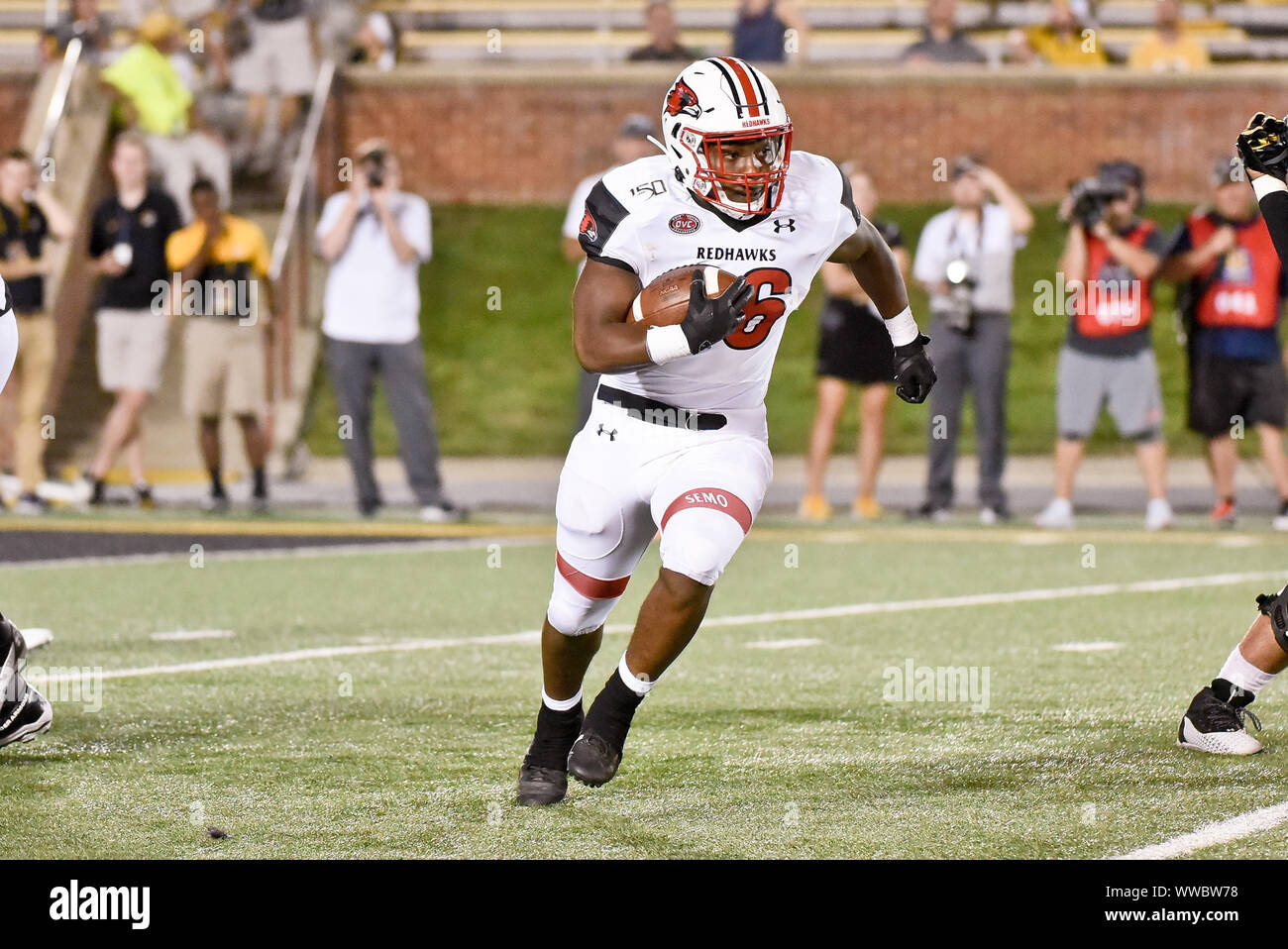 Sep 14, 2019 : le sud-est de l'utiliser de nouveau l'État du Missouri Redhawks Geno Hess (26) tente de prendre grand m sur sa course lors d'une conférence non jeu où le South East Missouri State Redhawks visité le Missouri Tigers tenue à Faurot Field au Memorial Stadium de Columbia, MO Richard Ulreich/CSM Banque D'Images