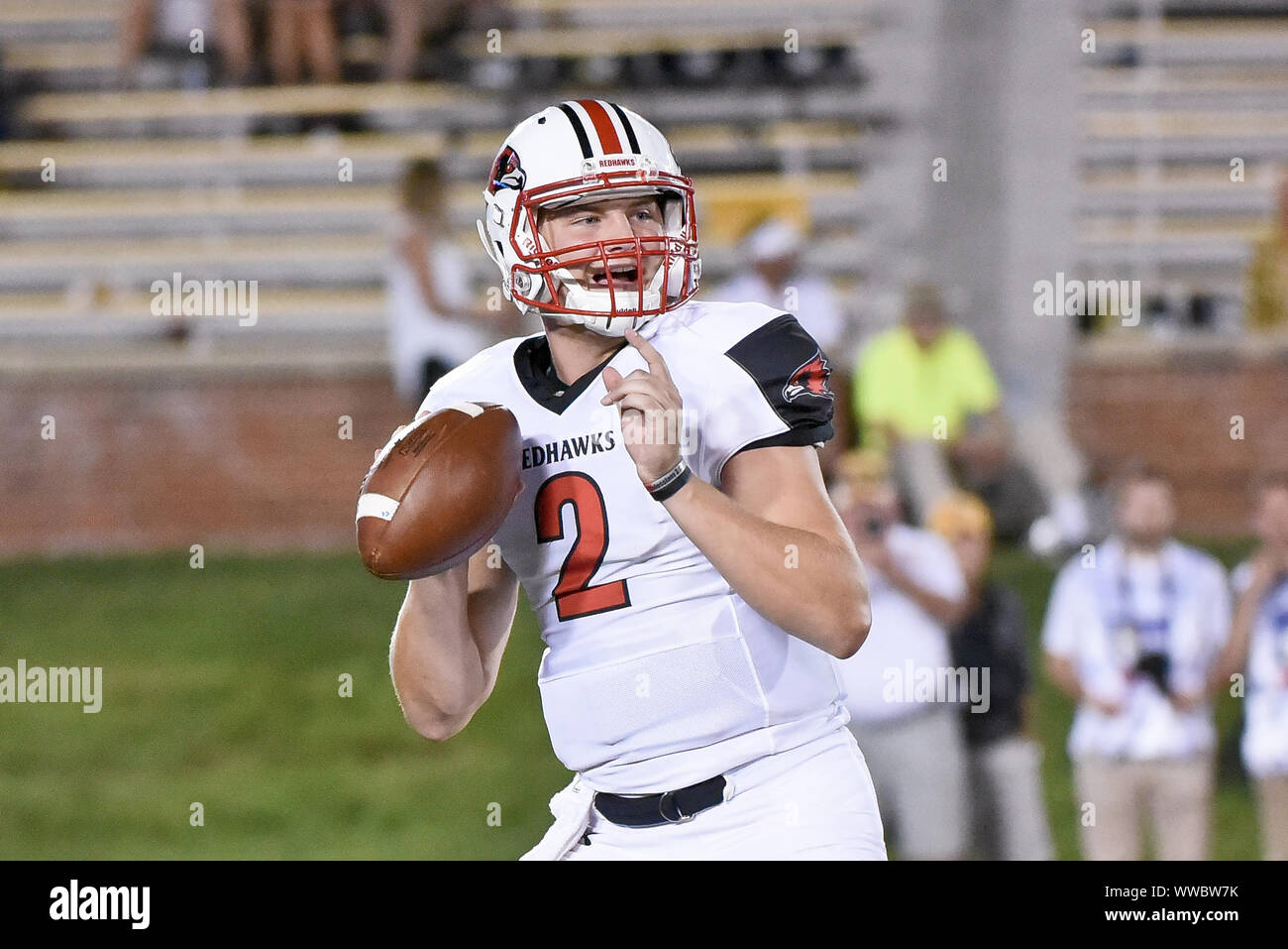 Sep 14, 2019 : le sud-est de l'État du Missouri Redhawks quarterback Jacob Buie (2) ressemble à lancer une passe au cours d'une conférence non jeu où le South East Missouri State Redhawks visité le Missouri Tigers tenue à Faurot Field au Memorial Stadium de Columbia, MO Richard Ulreich/CSM Banque D'Images