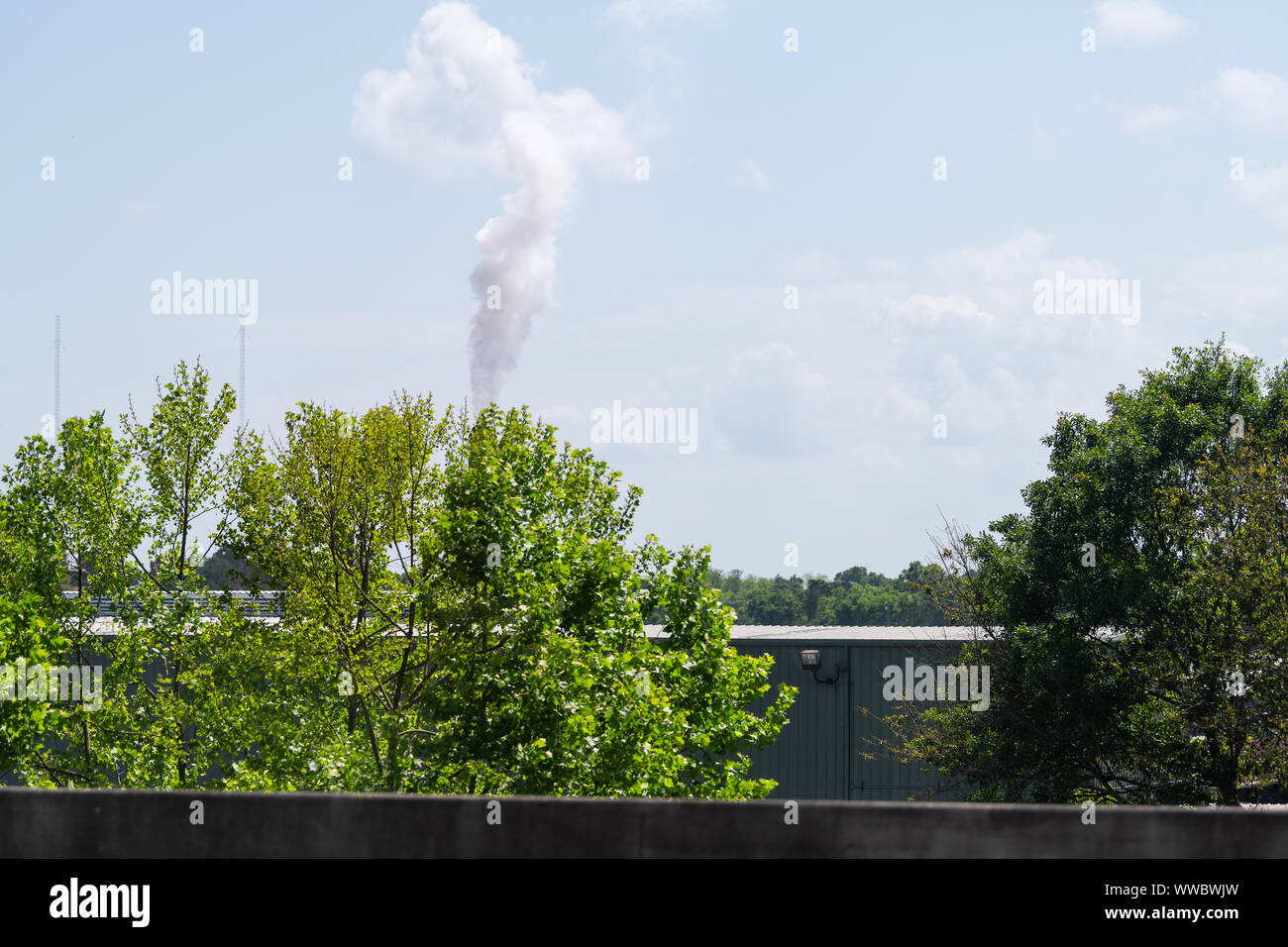 La production en usine ou installation de l'usine à partir de la fumée du tuyau de cheminée dans la région de Mobile, Alabama Banque D'Images