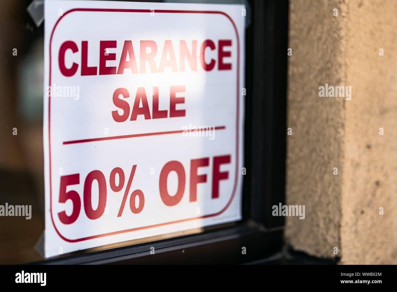 Boutique Magasin Vente de liquidation à moins 50 % sur le signe sur verre  fenêtre porte d'entrée dans un centre commercial ou dans la rue Photo Stock  - Alamy