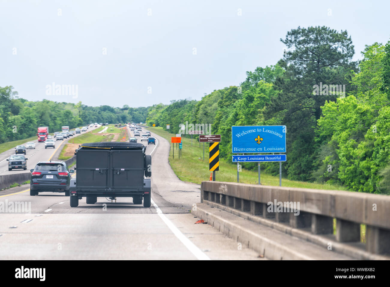 Slidell, États-Unis - 22 Avril 2018 : Route Autoroute avec Bienvenue en Louisiane et signe un texte sur rue avec des voitures en circulation sur l'autoroute i10 Banque D'Images