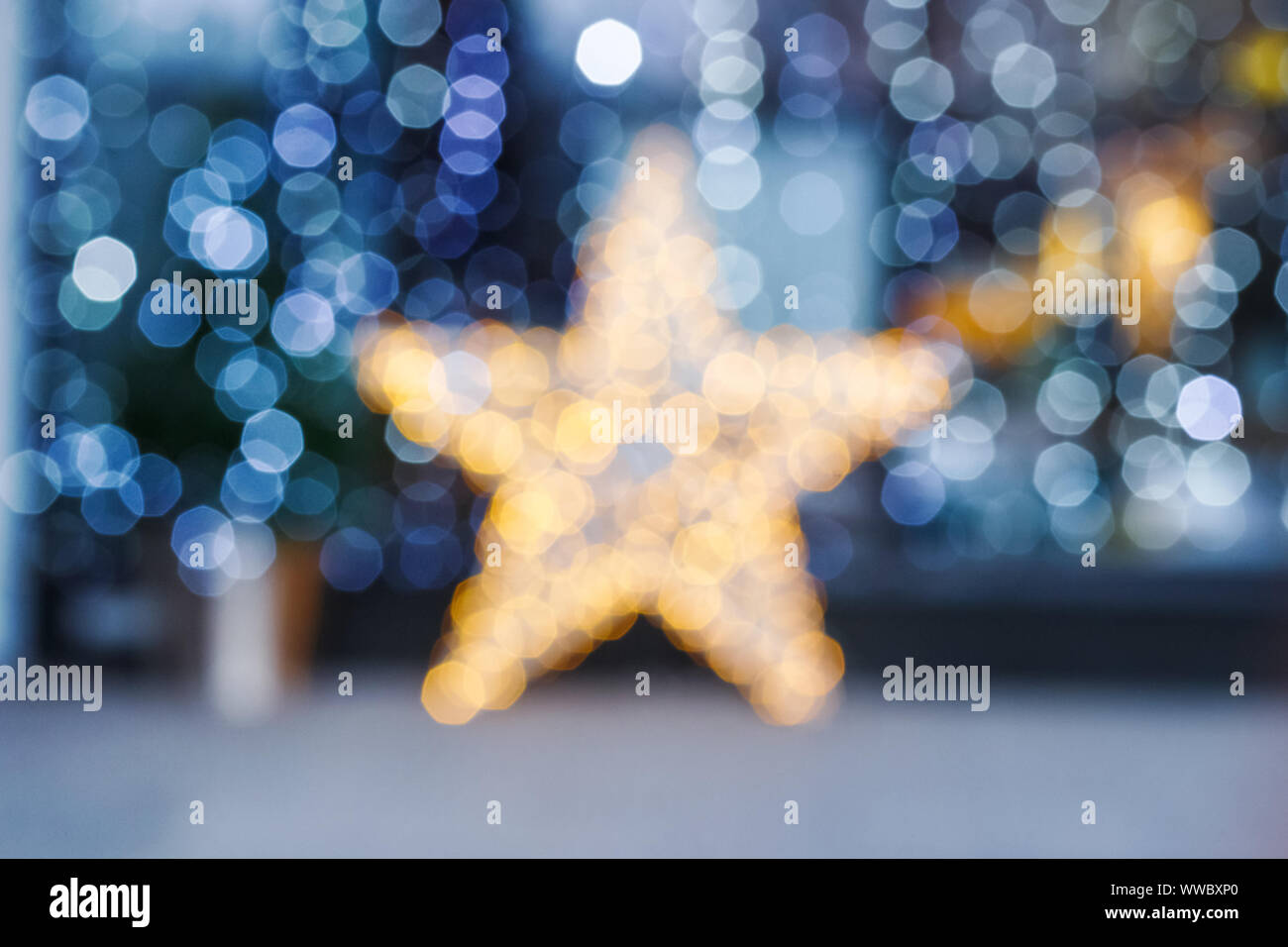 Noël arrière-plan flou. Étoile d'or et bleu éclairage floue Banque D'Images